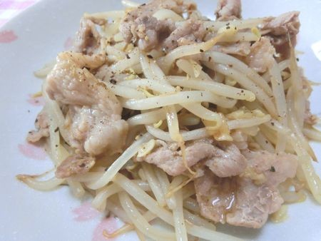 『隠し味に醤油♪　豚こまともやしのぺペロンチーノ』