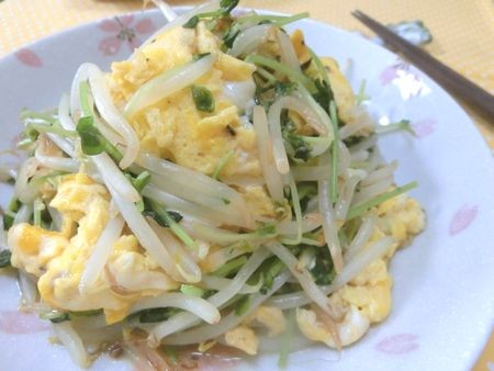 『たまごふんわり、野菜しみしみ♪　もやしと豆苗のオイスターたまご炒め』