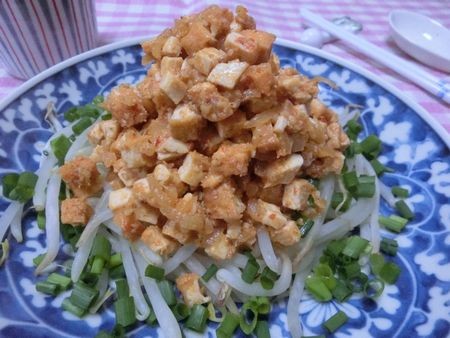 『肉不使用☆　厚揚げ味噌で♪　レンチンもやしの担々肉味噌がけ』
