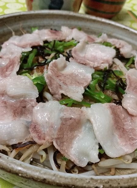 『切ってのせて5分レンチン☆　かつこんがスゴイ♪　もやピーと豚バラ蒸し』