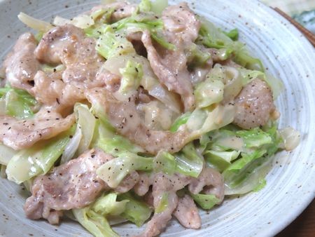 『ブラックペッパーでピリリ♪　豚こまとキャベツの味噌マヨ炒め』