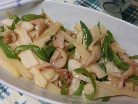 『シャキシャキがたまらん♪　豚バラとカリフラワーの茎でエコな青椒肉絲』