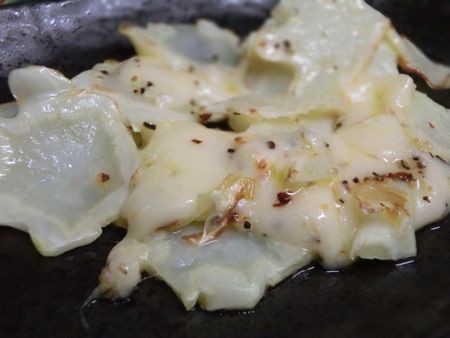 『茎でおつまみ☆　カリフラワー茎のチーズ炒め』