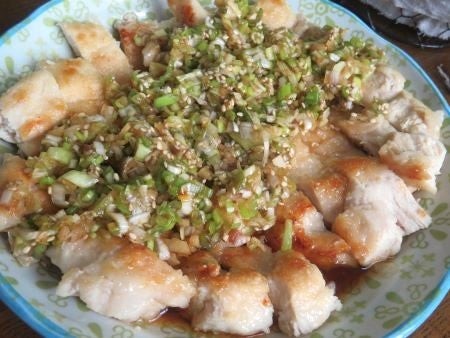 『ねぎ生姜だれにヤミツキ♪　揚げずに鶏むね肉で油淋鶏』