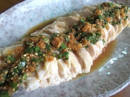 『しっとりやわらかな鶏むね肉に香味だれがしみしみ♪　よだれ鶏』