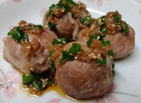 『レンジで4分☆　ほくほくカリフラワーのコロコロ豚巻き蒸し　梅ポンねぎだれで♪』