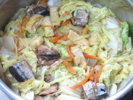『全部入れて煮るだけ♪　白菜とさんま缶のくたくた煮』