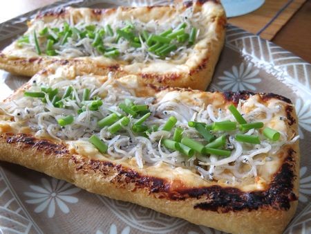 『サクサク香ばしい♪　油揚げでクリチ味噌のしらすピザ』