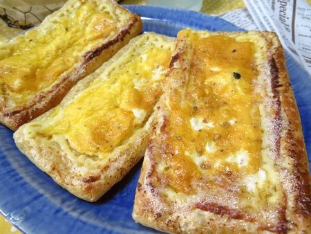 『サックサクでジュワうま～♪　マヨチーズたまごの油揚げピザ』