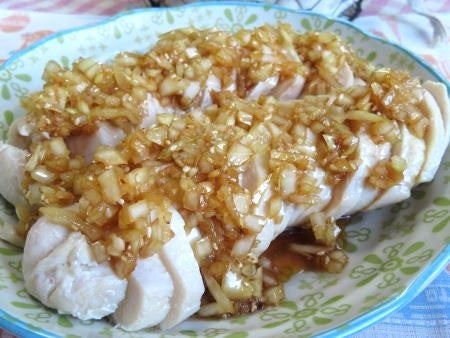 『鶏むね肉がしっとりやわらか味しみ～♪　茹で鶏の玉ねぎ中華ドレッシングがけ』