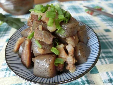 『これひとつで味が決まる♪　こんにゃくとベーコンのめんつゆ炒め』