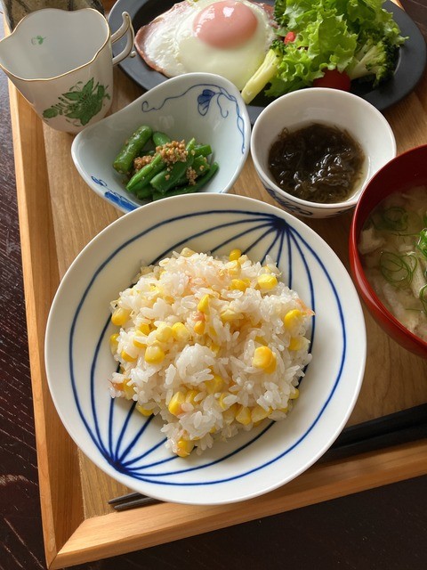 お弁当に、おにぎりにわが家の夏ごはん「とうもろこしと梅干しの炊き込みごはん」
