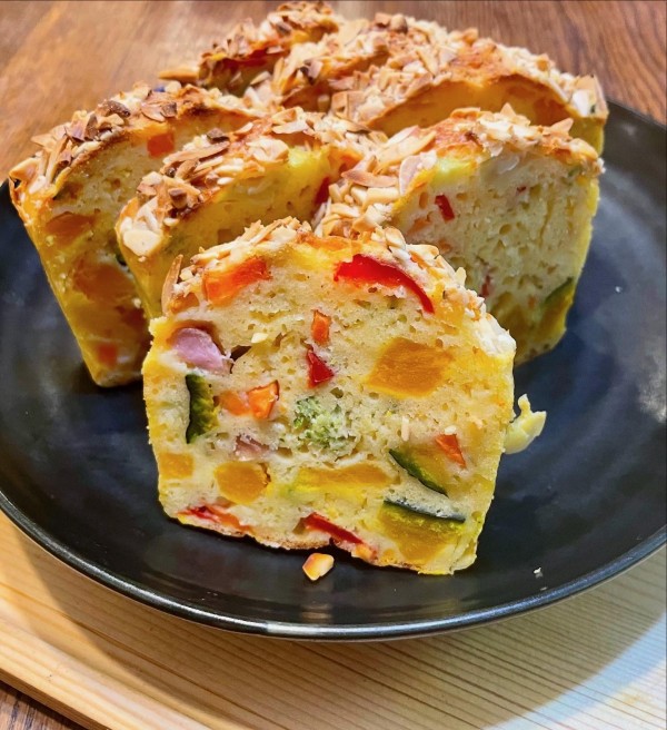 オーブンで！！中はもっちり外はカリッ野菜たっぷりケークサレ