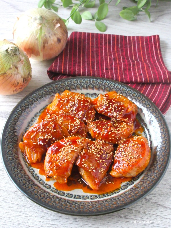1口食べたら唸ちゃう。簡単なのに止まらないご馳走おかず♪「ヤンニョム玉ねぎ豚肉ロール」