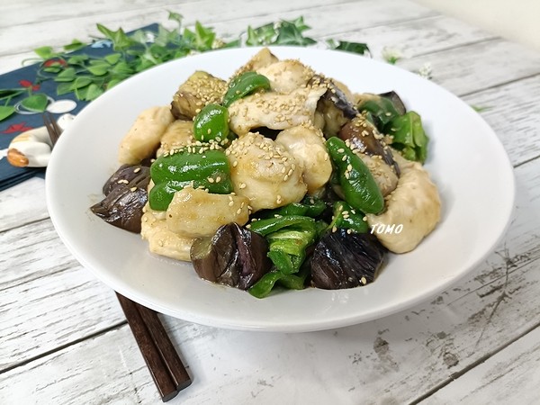 ご飯が進む♪なすとピーマンと鶏胸肉のニンニク香る焼きのタレ炒め