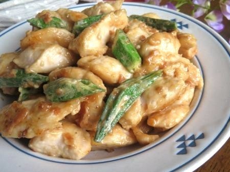 『夏に梅は合う～♪　鶏むね肉とオクラの梅マヨ炒め』