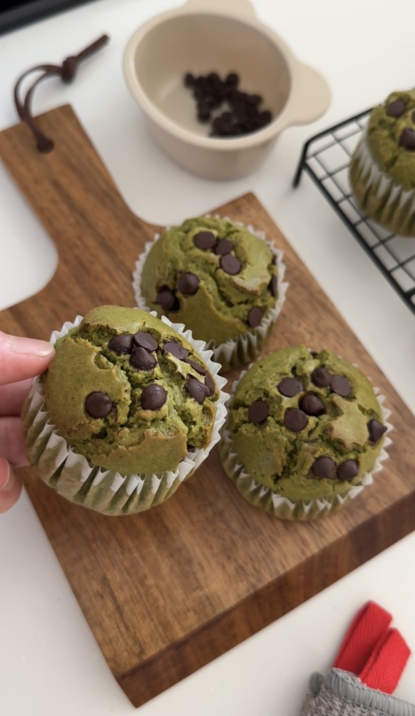 「米粉で作る抹茶のチョコチップマフィン」抹茶とチョコチップが最高によく合う♡ふわっふわマフィンレシピだよ！