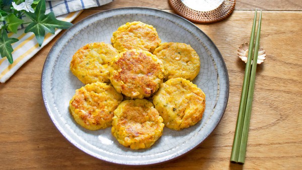 混ぜて焼くだけ！のり塩風味がクセになる「豆腐のコーン焼き」の作り方