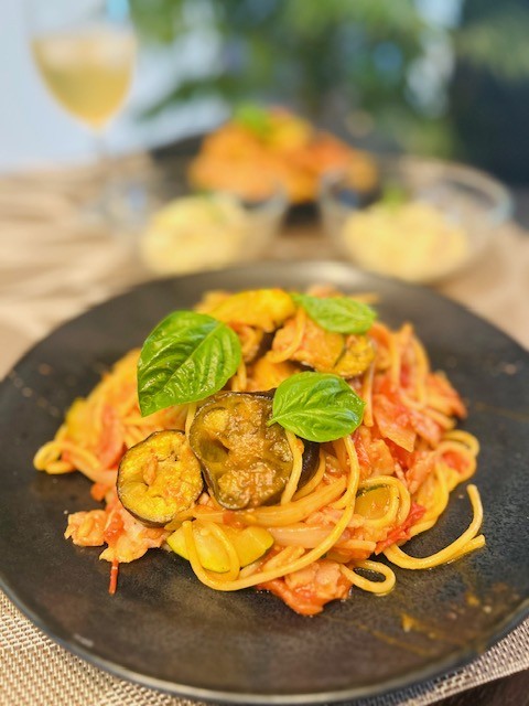 ランチは完熟トマト3個を使って夏野菜たっぷりトマトパスタ!!自宅用パン焼きは角食です