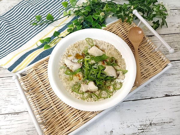 食欲がない日にも♪レンジで簡単！タラの中華風オートミール粥