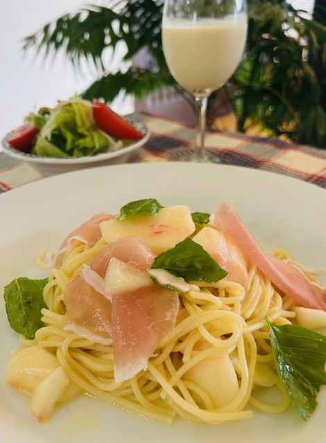 今年も生徒さん達の「食べたい!!」の声でレッスンランチは「桃と生ハム、バジルの冷製パスタ」