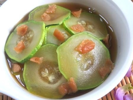 『梅干しをのせてさっぱり♪　ズッキーニの冷製煮びたし』