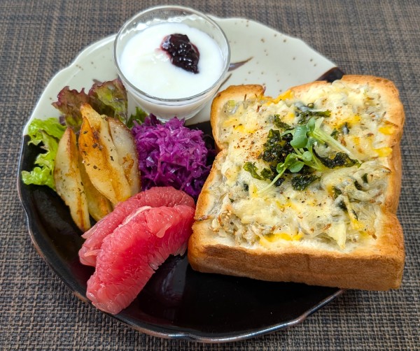 海苔の風味とぴっりりとした味が癖になる☆しらすマヨチーズトースト♪☆♪☆♪