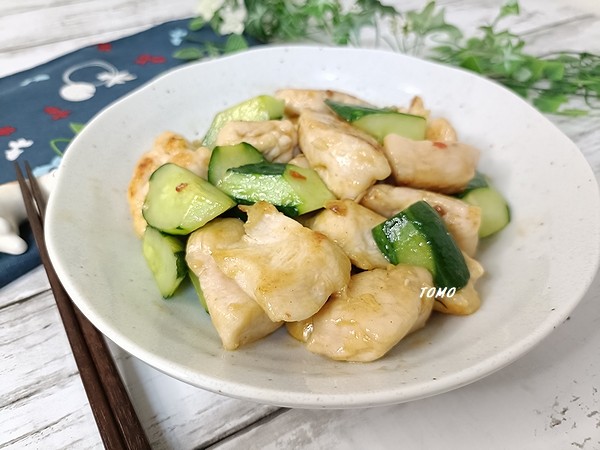 ご飯が進む♪きゅうりと鶏胸肉の豆板醤炒め