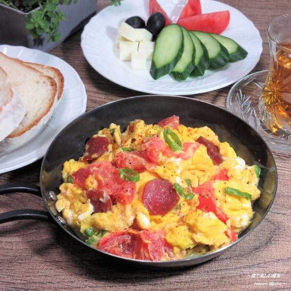 具沢山のスクランブルエッグは、異国の味わい『メネメン』トルコ風卵料理。