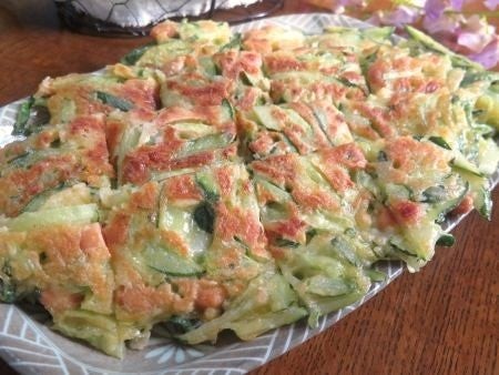 『こっそりおからパウダーイン♪　きゅうりと納豆のチヂミ』