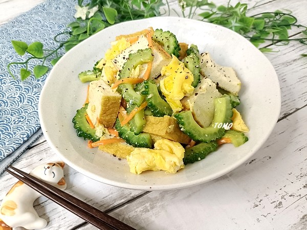 節約料理♪お肉なしでもボリューム満点！ゴーヤと厚揚げの中華炒め