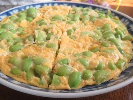 『豆がゴロゴロ♪　枝豆とチーズのオムレツ』
