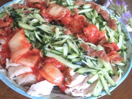 『炊飯器でしっとりやわらか茹で鶏　梅きゅうりとキムチのせ♪』
