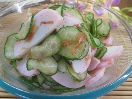 『調味料は塩だけ美味♪　かまぼこときゅうりの梅おかか和え』