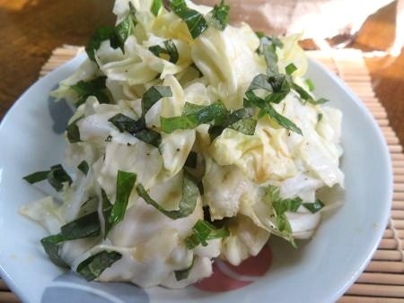 『しその香りがいいんです♪　キャベツと大葉の即席漬け風サラダ』