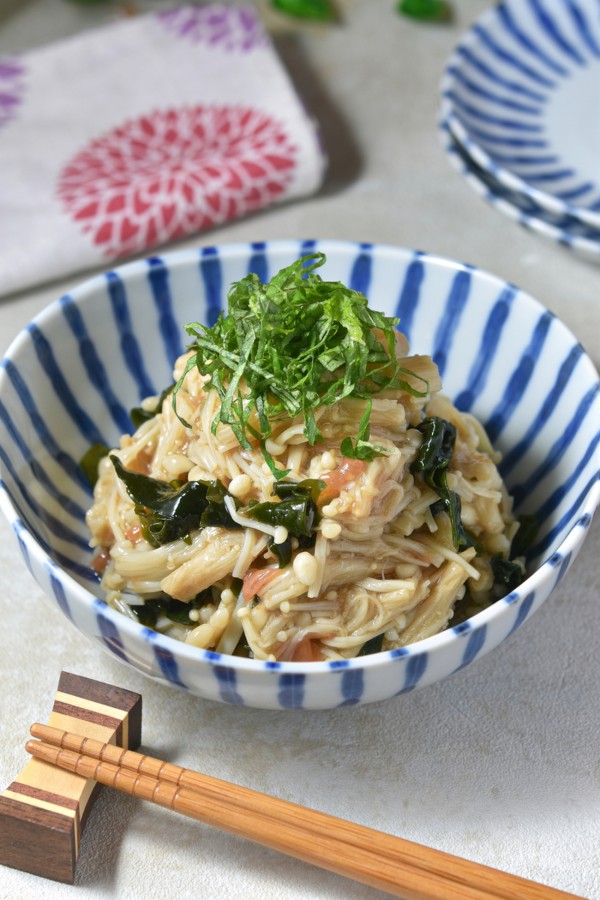 火を使わず簡単！えのきとわかめの梅肉和え｜暑い日にうれしいさっぱり作り置き副菜 - すずめの食卓３６５日
