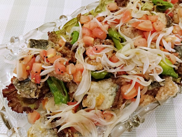 定番のサバ(鯖)の竜田揚げをさっぱり食べる♪スパイシーサバ(鯖)の竜田揚げ・トマトドレッシング添え♡