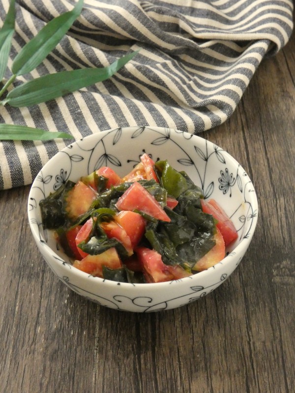 『5分で完成！「トマトとワカメのにんにく味噌和え」』