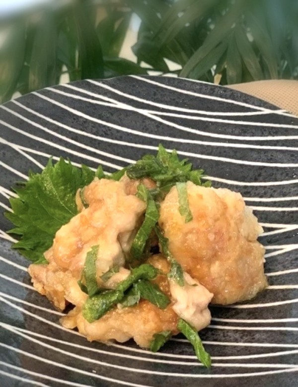 サッパリ梅肉と大葉して鶏もも肉の梅肉ソース照り焼きの大葉和え・・暑さ対策はロールカーテンで