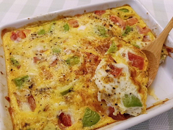 オーブントースターで簡単！トマトとアボカドのチーズオムレツ