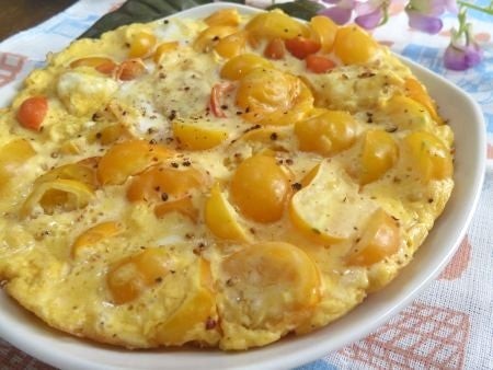 『粉チーズでコクうま♪　ミニトマトたっぷりオムレツ』