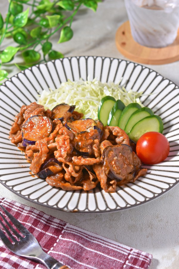 節約食材で大満足♡とろとろ茄子の豚こまポークチャップ｜ワンパンで簡単！ - すずめの食卓３６５日