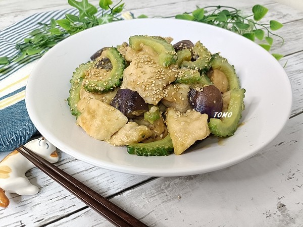 ご飯が進む♪鶏胸肉のなすとゴーヤの味噌オイ炒め