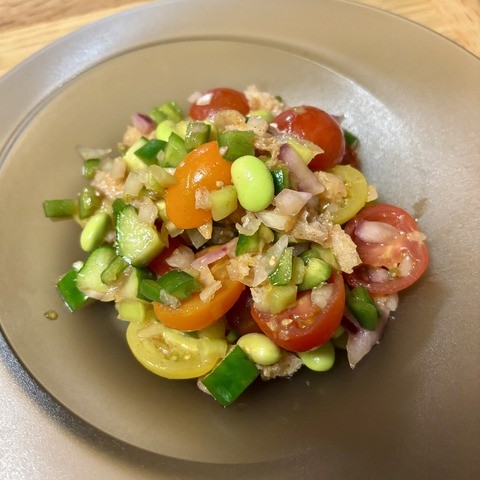 枝豆入りガスパチョサラダ。夏の栄養補給にぴったりの冷たいスープをサラダに。夏野菜たっぷりで食べ応えもある簡単おつまみ。 : SuperSlowIegohan   毎日呑んでもダイエット&ボディメイクおつまみ