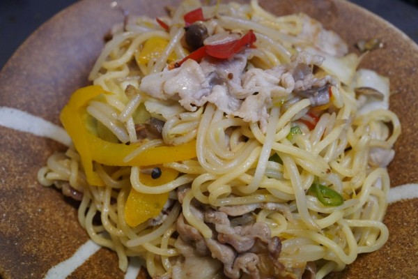 カラヒグ麺を使った、ナンプラーレモン焼きそば