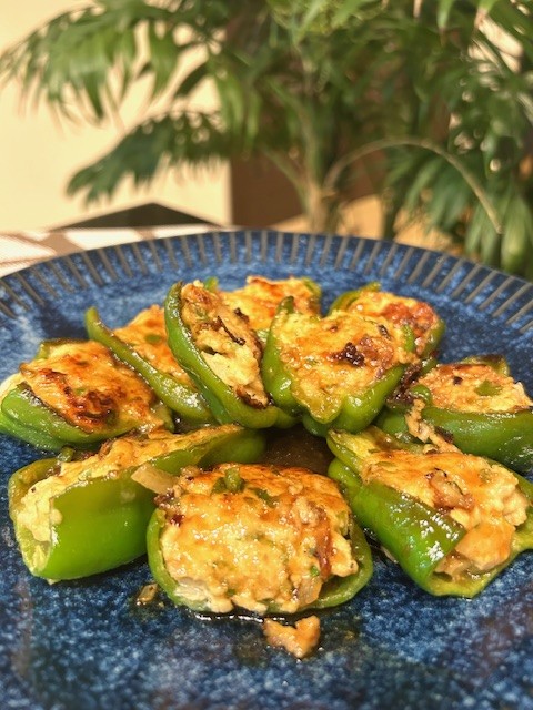 「ピーマン消費」夕食は久しぶりの鶏ひき肉でピーマン肉詰め・・自宅ランチは手作りピザでした
