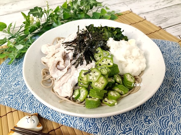 ネバネバ食材で夏バテ防止♪豚肉とネバネバ食材のぶっ掛け蕎麦