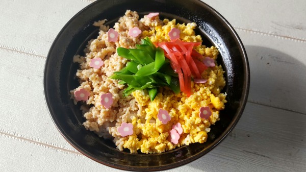 火を使わず時短で完成! 電子レンジで作る可愛い3色丼♪