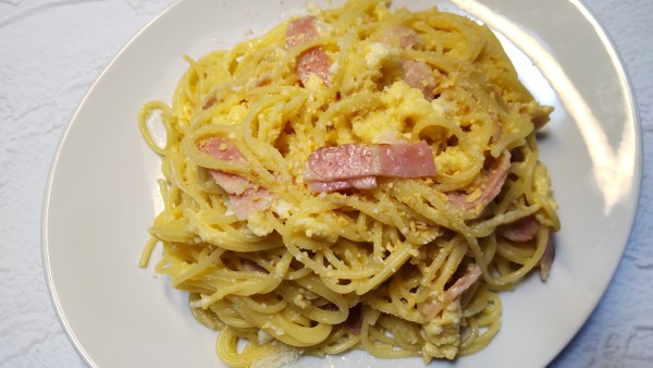 電子レンジでパパッと！子供が喜ぶ！卵とベーコンのパスタ！