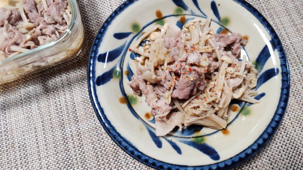 火を使わず、レンジで5分！えのきと豚肉の七味香るめんつゆ煮！地味飯に心温まる一品